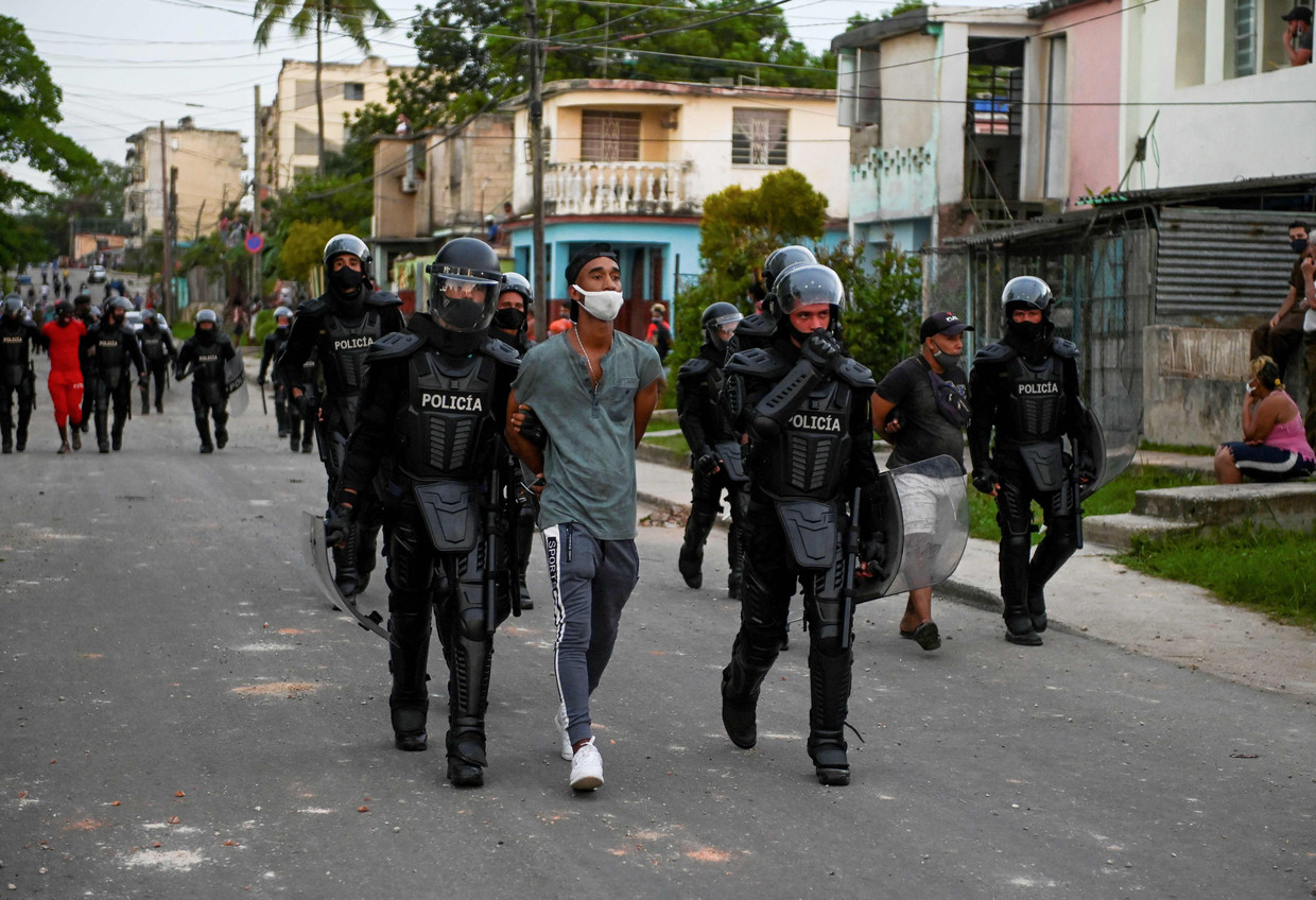 De Cubaanse politie in Havana arresteert op deze foto uit juli 2021 een man die protesteert tegen de regering van president Miguel Diaz-Canel.  Beeld AFP