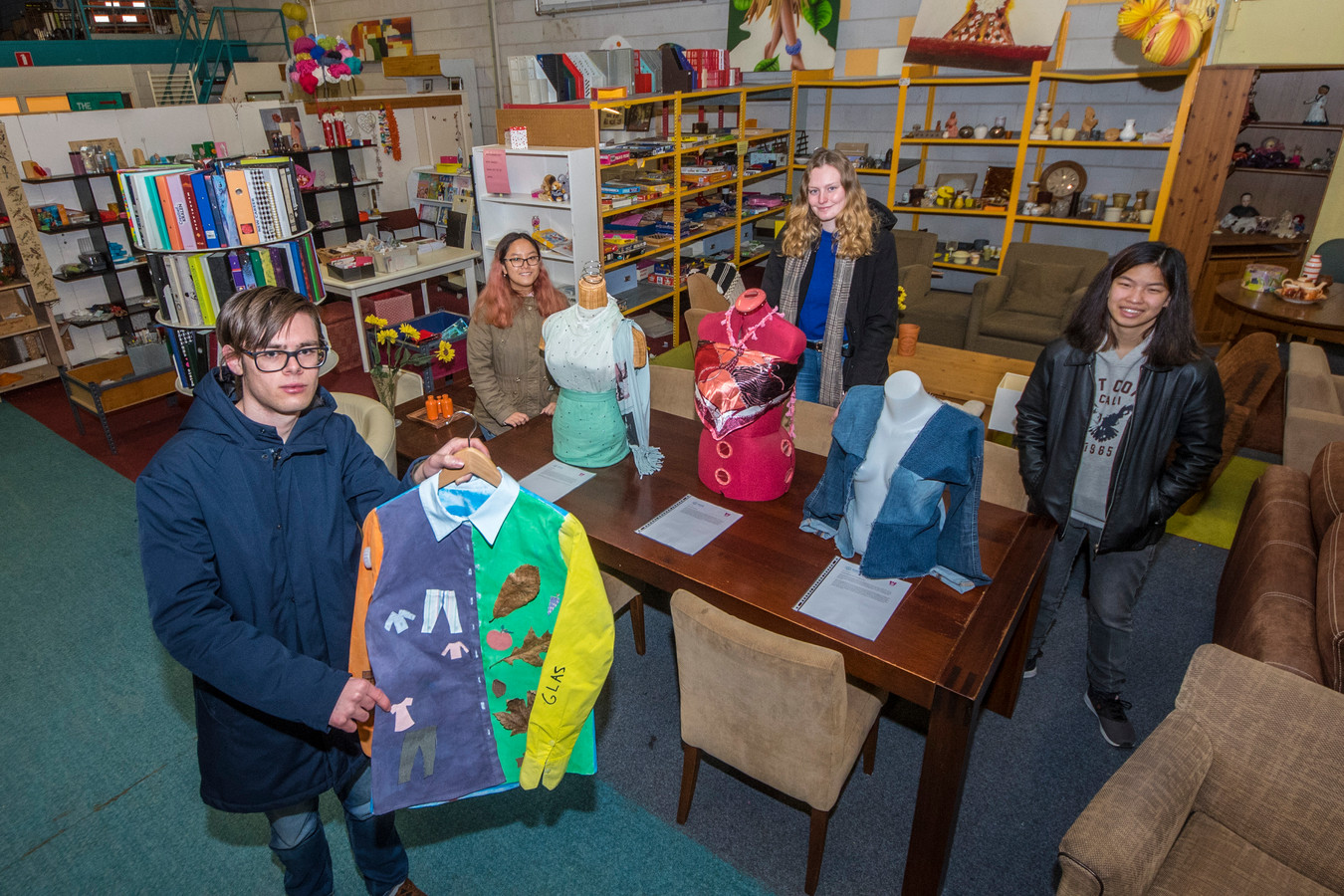 Eindexamenleerlingen van Het Assink hebben een expositie ingericht bij kringloopwinkel Wawollie. Van links af: Jannes Bogers, 
 Shaumker Herijana, Iris Rupers, Mer Li Screeer.