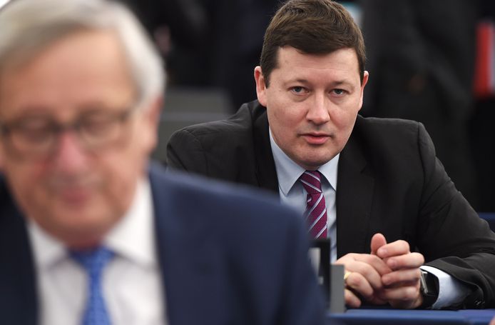 Martin Selmayr (achteraan) achter Europees Commissievoorzitter Jean-Claude Juncker.