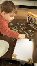 In Breda is de tweejarige Sam Bakker thuis begonnen aan zijn Buurman & Buurman-puzzel. 50 stukjes, daarna weer even naar buiten.