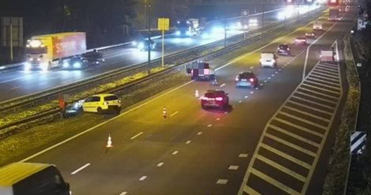 Flinke file op A50 richting Apeldoorn na ongeluk, twee rijstroken dicht bij Loenen.