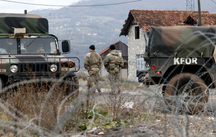 Des soldats du Kfor patrouillent près de la frontière avec la Serbie.