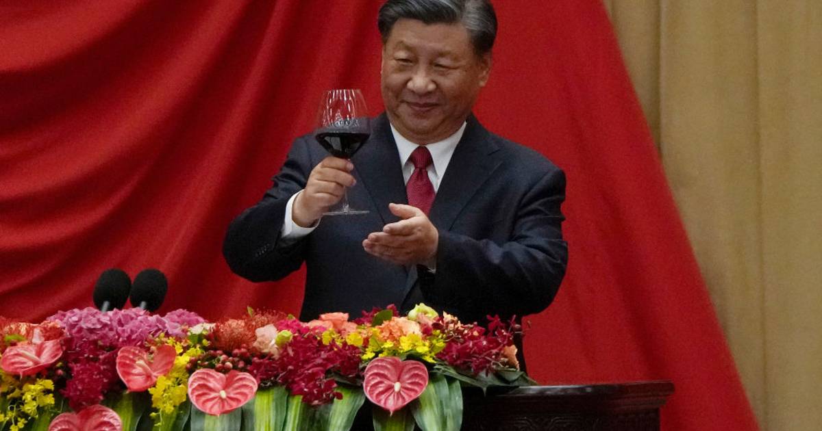 American business leaders pay $40,000 to sit at the table with Xi Jinping for dinner |  outside