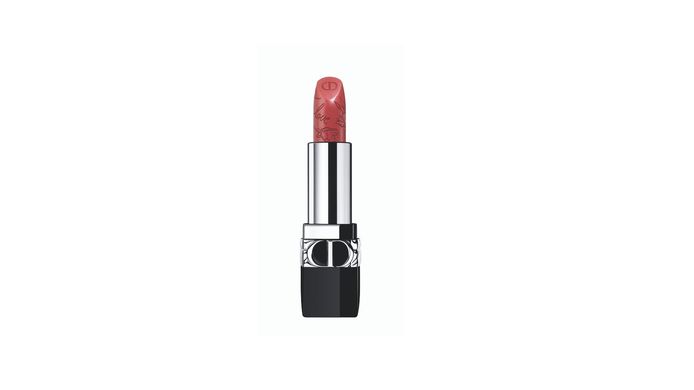 L'iconique rouge à lèvres est disponible chez les revendeurs Dior Make-up et en ligne au prix de 45,17 euros.