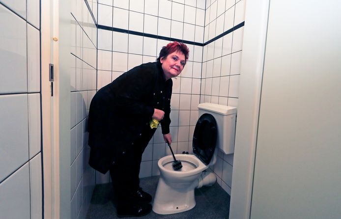 Conny Verschoor zorgt ervoor dat iedereen naar een blinkend schoon toilet kan.