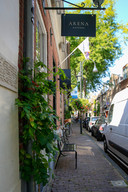 Bergstraat nieuwe stijl met vlaggen en veel groen.