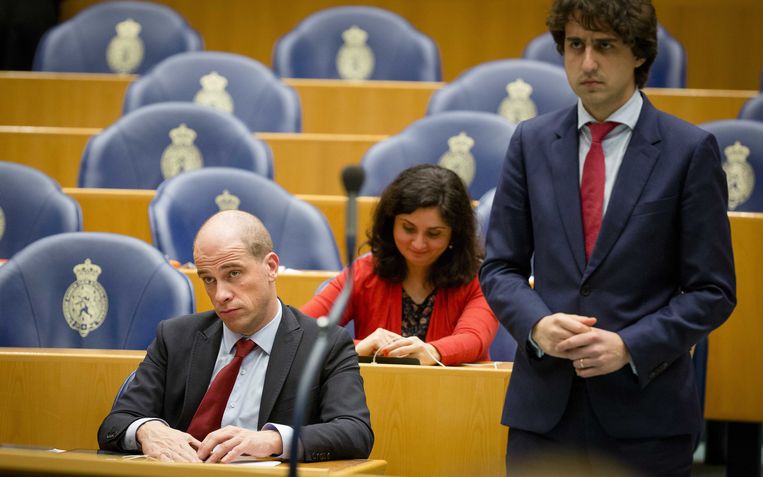PvdA-leider Diederik Samsom (links) in de Tweede Kamer. Van den Brink: 'PvdA en CDA werden opgericht met een sociale missie en die zijn hun geloof helemaal kwijt: zij spreken alleen nog de taal van het economisch belang.' Beeld ANP