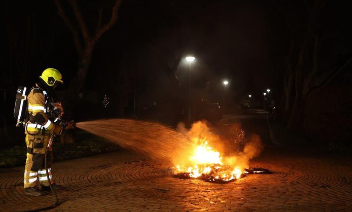 De brandweer blust een van de vele brandjes in de regio.