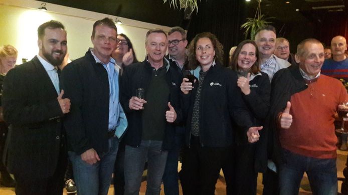 Lokaal Belangrijk, woensdagavond net nadat alle stemmen geteld zijn. De nieuwkomers zijn de grote winnaar, met 7 zetels. Alexandra Kolkman (vierde van links) is de lijsttrekker.
