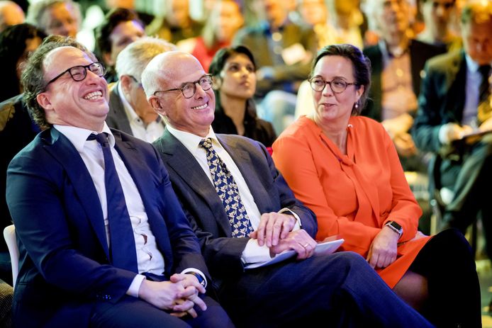 Voorzitter Hans Borstlap (m) overhandigde vanmiddag het rapport van zijn commissie Regulering van Werk aan minister Wouter Koolmees van Sociale Zaken (l).