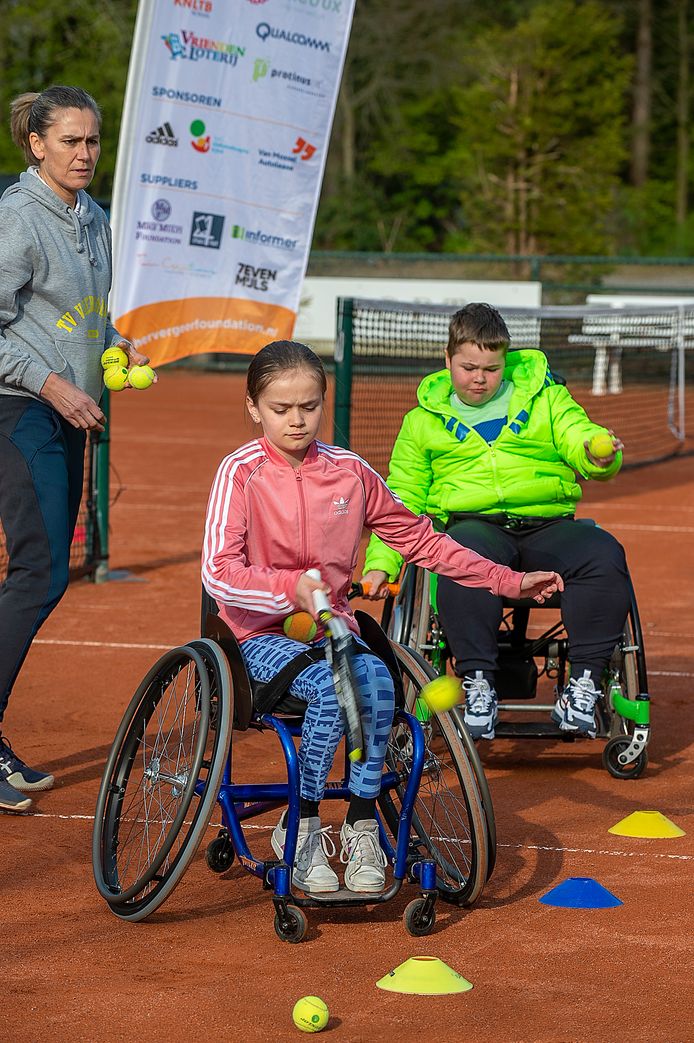 Bij TV Vierhoeven wordt een clinic rolstoeltennis voor jongeren georganiseerd door de Esther Vergeer foundation