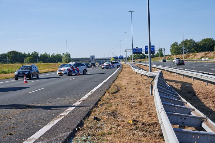 De vangrail op de A16 bij Breda raakte zwaar beschadigd door de botsing en moet worden vervangen.
