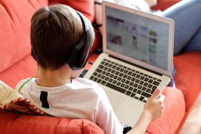 Videochatsite Omegle is razend populair bij kinderen en jongeren, maar niet altijd even onschuldig. Een pedagoog licht toe