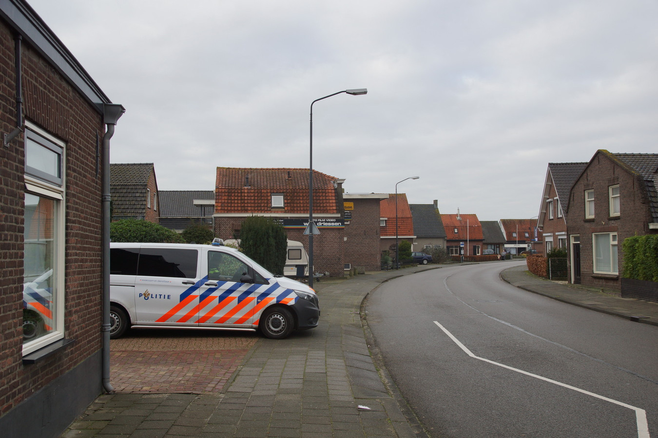 De politie postte op de toegangswegen naar Sprang-Capelle tijdens de zoektocht naar de vermiste oppas (34) en kind (4) uit Sint-Niklaas.