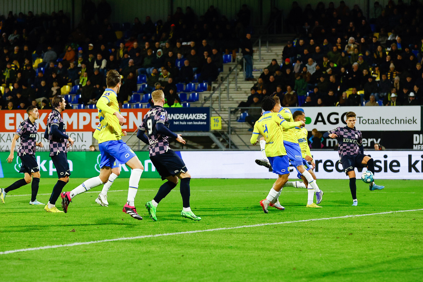 Jose Fontan haalt uit voor de schitterende gelijkmaker tegen RKC, maar het is niet genoeg voor Go Ahead Eagles.