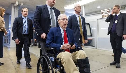 Na geruchten over mogelijke dood geeft senator Mitch McConnell nu zelf uitleg over ziekenhuisopname