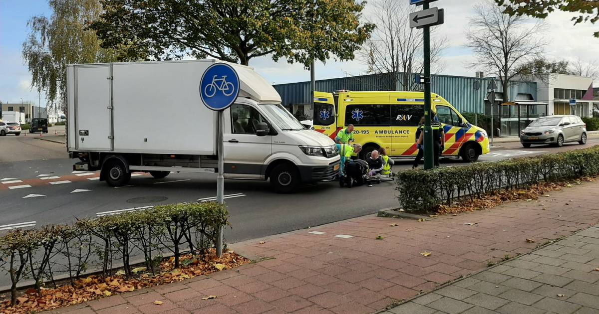 Oudere fietsster raakt gewond bij botsing met bakwagen in Kaatsheuvel.
