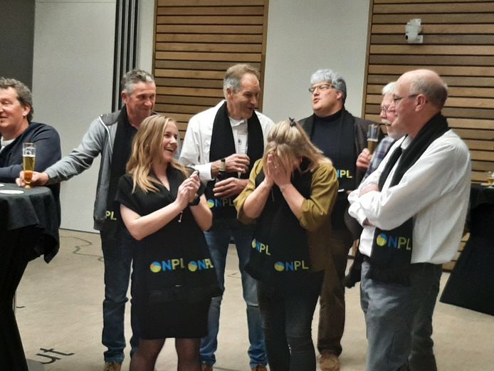 Emoties bij ONPL tijdens de verkiezingsavond. Met vooraan Lieke Machielsen (links) met Ellie Kools. Er achter raadslid Jos Willemsen, helemaal rechts voorzitter Piet Daamen