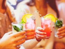 Een glas water, koude cola of een warme kop thee: welk drankje lest de dorst het best bij warm weer?