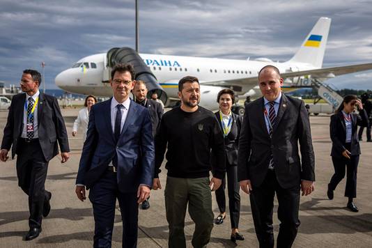 乌克兰总统泽连斯基（中）抵达苏黎世参加和平峰会。