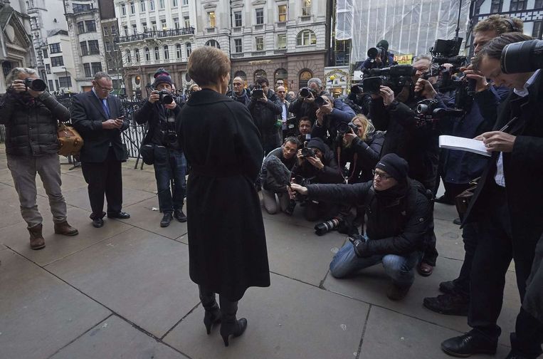 Marina Litvinenko geeft een verklaring voor de rechtbank in Londen. 'De woorden van mijn man zijn nu bewezen.' Beeld afp