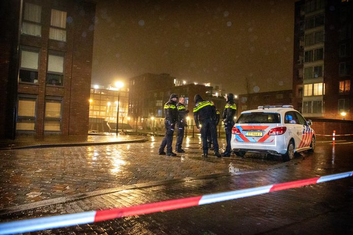 Politie op de plek waar een man is neergeschoten op IJburg. Het slachtoffer bleek later de 43-jarige oud-profvoetballer Yassine Abdellaoui te zijn.