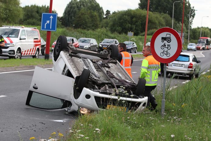 De auto ligt ondersteboven in Veenendaal.