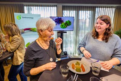 Toos moet wennen aan rode biet uit de 3D-printer: ‘Het is wel heel ver doorgekookt, maar het smaakt 