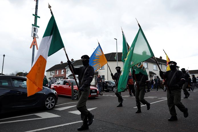 Dissidente republikeinen manifesteren tegen het Goede Vrijdagakkoord op de 25e verjaardag van het vredesakkoord in Londonderry, Noord-Ierland op 10 april 2023.