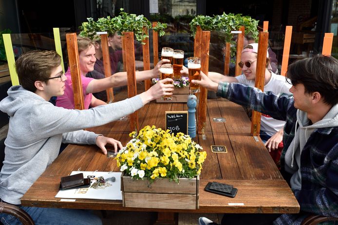 Anderhalf uur voor de opening van de terrassen stonden Gouwenaars woensdagochtend al in de rij bij hun favoriete terras. Na gejoel en gejuich om 12.00 uur zijn binnen no-time de honderden tafeltjes bezet.