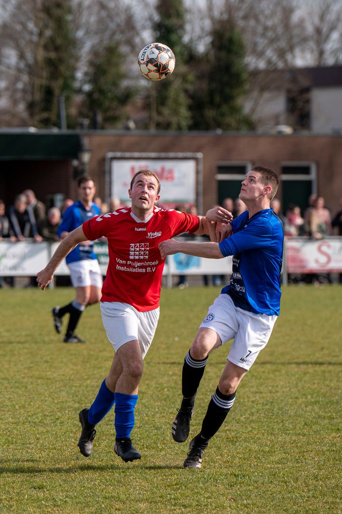 Jaap Caron (links), hier op archiefbeeld, redde de eer voor Viola, dat met 5-1 onderuit ging bij Reeshof.