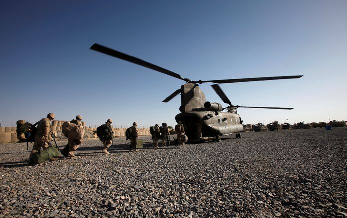 De Amerikaanse regering heeft het licht op groen gezet voor in totaal 4,7 miljard dollar (3,8 miljard euro) aan wapencontracten met Europese bondgenoten. Op de foto een Canadese  CH-47F Chinook transporthelikopter.
