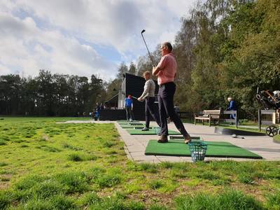 Linkshandige golfers samen in Delden