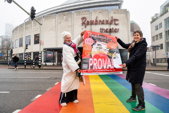 Géraldine Lodders (links) en Gerda Kalsbeek van Touchstones Theaterproducties  tonen enthousiast de aankondiging van de evoorstelling van PROVA! van Cirque de la Liberté voor het Rembrandt Theater.