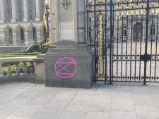 Des militants pour le climat laissent des tags sur les murs du Palais royal