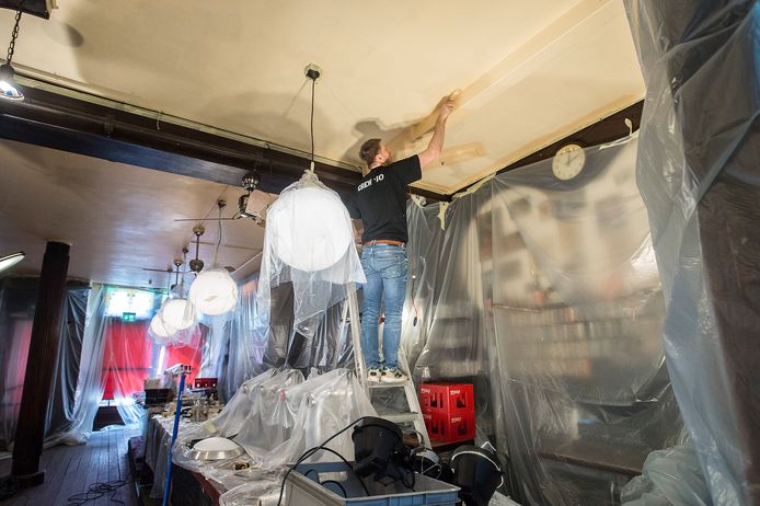 Het plafond van De Bommel wordt voor het eerst in achttien jaar weer eens geschilderd.