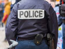 Un faux policier armé menace un handicapé et provoque un accident à Paris