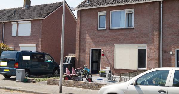 Voorruit woning in Waspik vernield door zwaar vuurwerk, bewoner doet aangifte van poging tot doodslag.