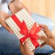 Het krijgen van een cadeau geeft je hetzelfde gevoel als verliefd zijn