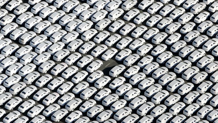 Vele honderden nieuwe Volkswagens staan klaar voor transport in Emden, Duitsland. Beeld AP