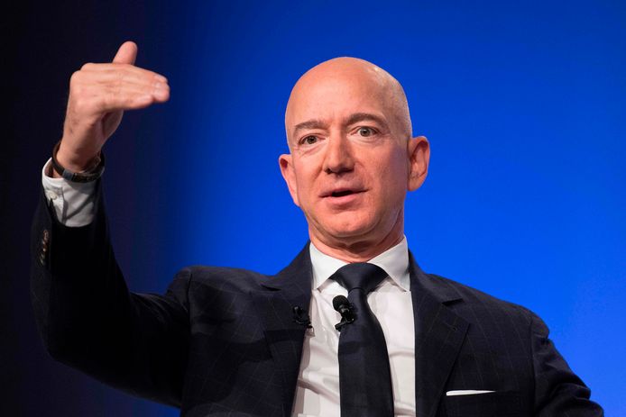 Amazon-oprichter Jeff Bezos is de rijkste man ter wereld. Om de verzendingskosten van zijn producten van Amazon Air laag te houden, zien Atlas Air en ATSG zich genoodzaakt om de arbeidskosten van hun personeel - en dus de vergoedingen van de piloten - te drukken.
