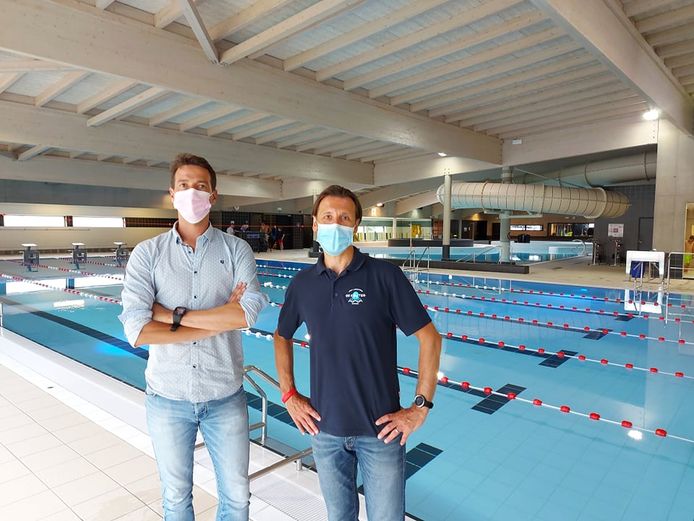 Sportschepen Klaas Verbeke (CD&V) en zwembadcoördinator Andres Van de Weghe in Sport- en Recreatiebad De Kouter Poperinge