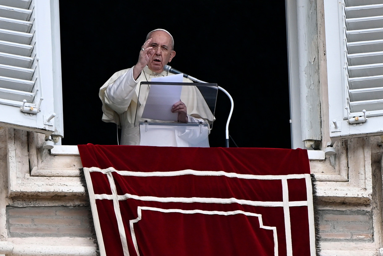 De paus leidt zondag het gebed vanuit het raam van zijn kantoor aan het Sint-Pietersplein in Vaticaanstad. Beeld EPA