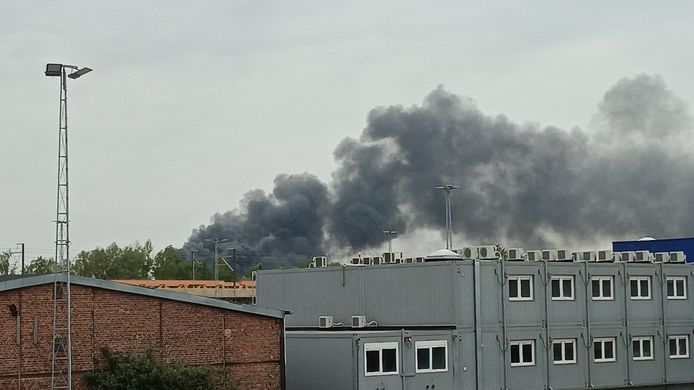 In Sint-Pieters-Leeuw woedt een uitslaande industriebrand. De enorme rookpluim is van ver te zien.