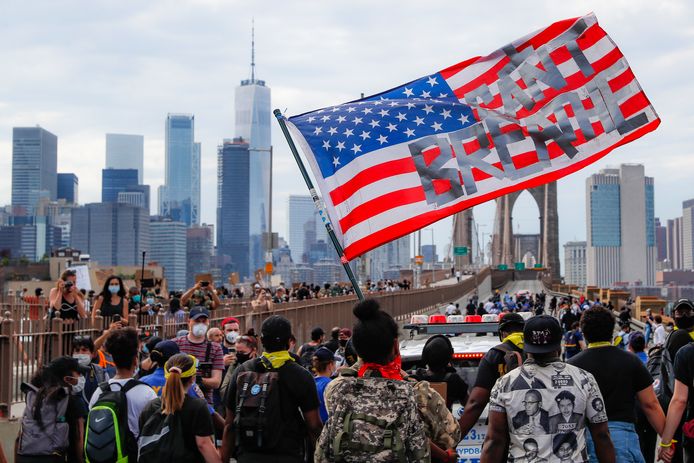 Demonstranten op de Brooklyn Bridge in New York. De brug werd enige tijd afgezet omdat er te veel mensen aanwezig waren.