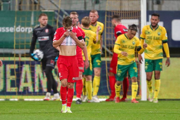 FC Dordrecht-speler Mathis Suray treurt na weer een doelpunt van ADO Den Haag.