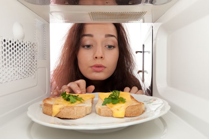 Schuif je je eten beter wel of niet in de magnetron? Wetenschapper Eric De Maerteleire geeft uitsluitsel.