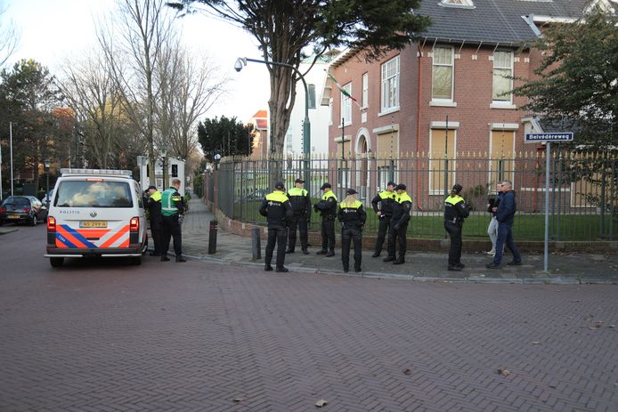 Politieagenten staan voor de Iraanse ambassade in Den Haag nadat er eerder vandaag door demonstranten met voorwerpen werd gegooid