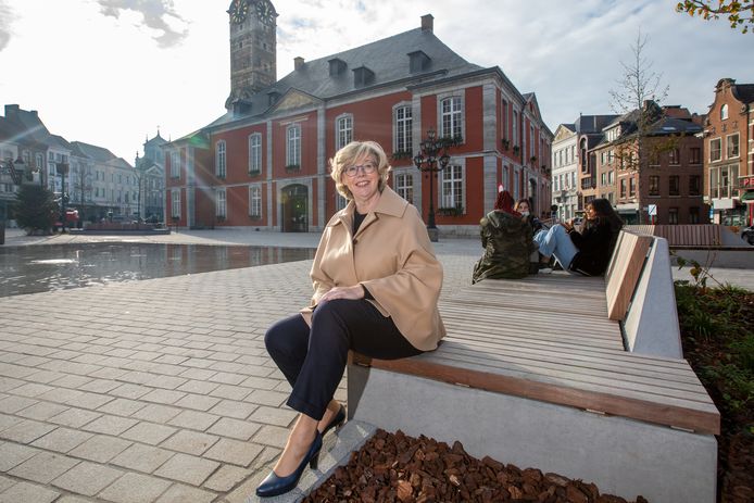 Veerle Heeren aan het stadhuis van Sint-Truiden. Kan ze op post blijven als burgemeester?