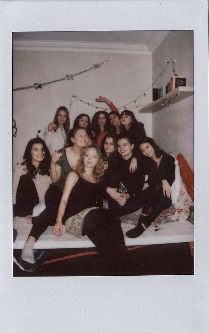 Zita, het blonde meisje met krullen op de voorgrond is de dochter van Wierd Duk. Het meisje met rode shirt aan en een arm omhoog is Amal en het meisje in dezelfde rij rechts op de hoek is Lea.